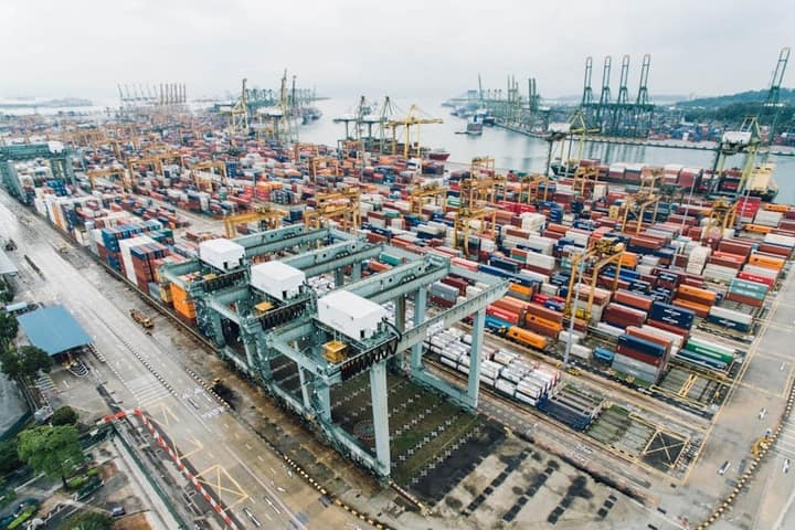 Freight containers and cargo handling